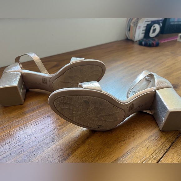 Gold CL By Laundry Heels with Ankle strap - Picture 3 of 4